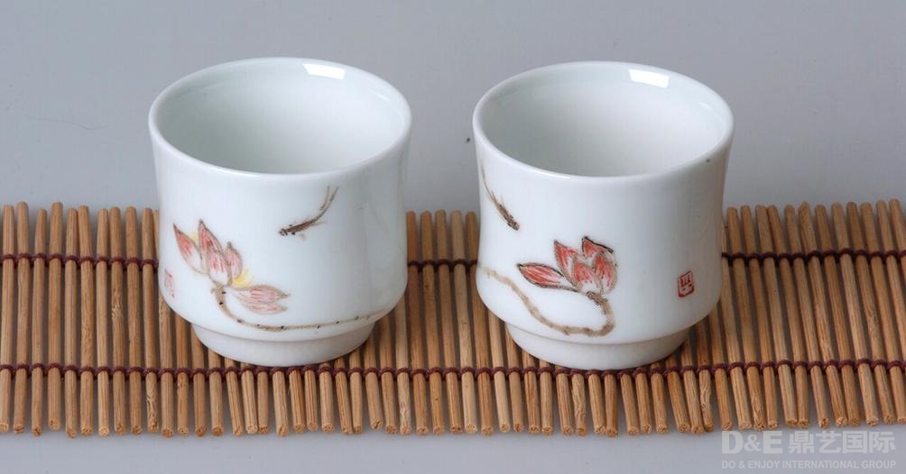 手绘粉彩瓷茶碗
